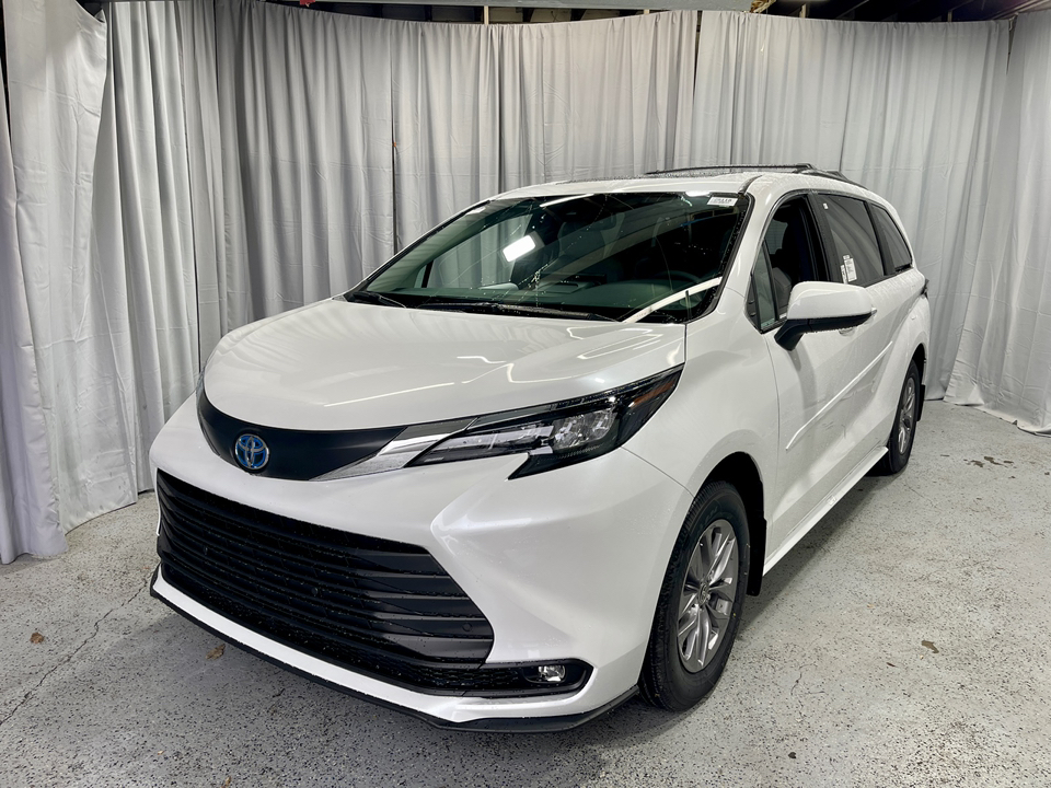 2025 Toyota Sienna XLE 1