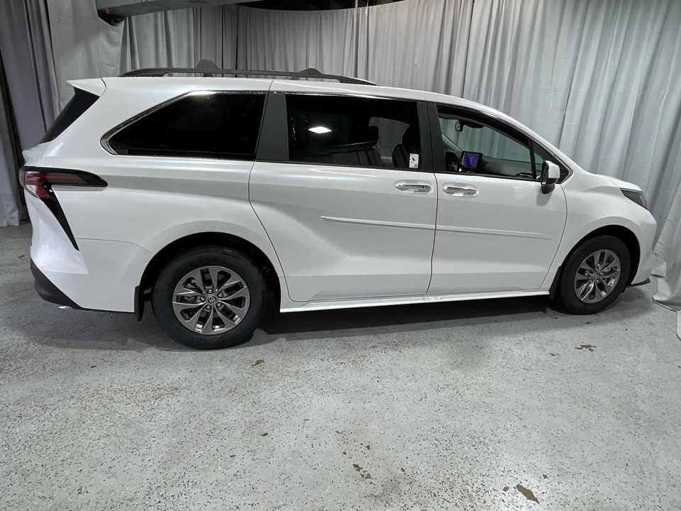 2025 Toyota Sienna XLE 11