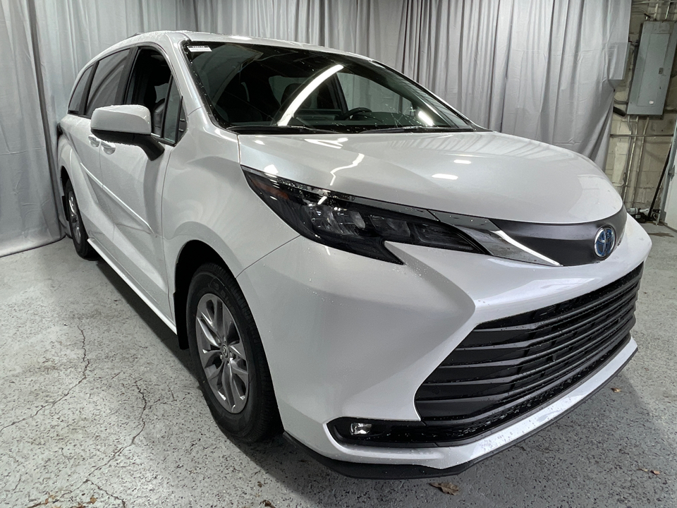 2025 Toyota Sienna XLE 13