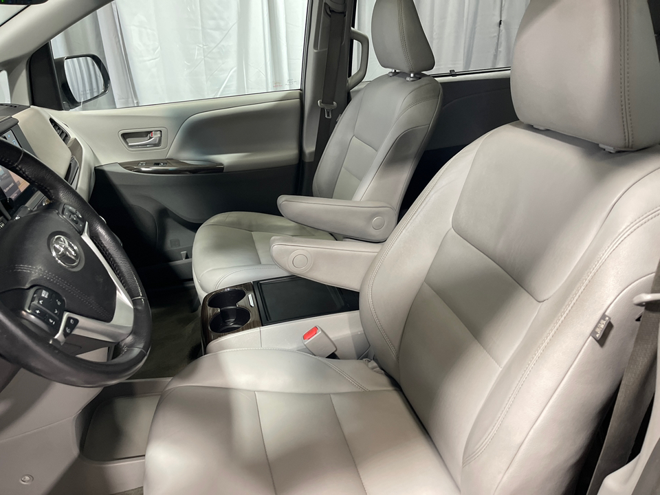 2017 Toyota Sienna L 4