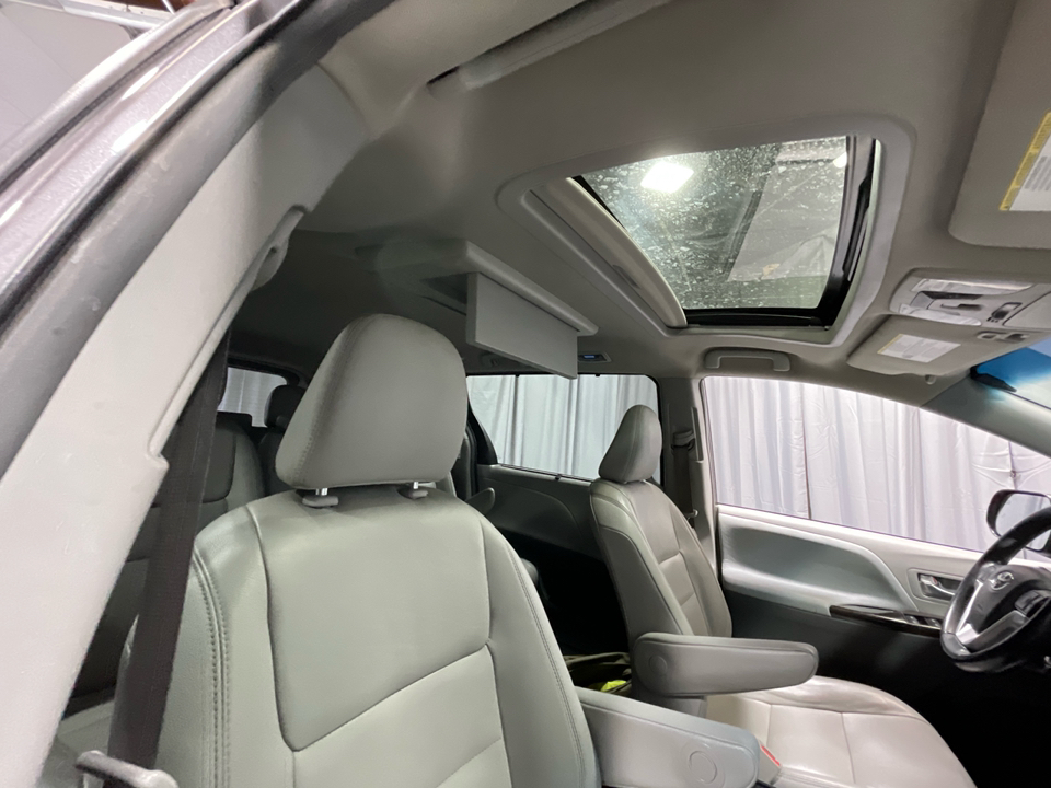 2017 Toyota Sienna L 10