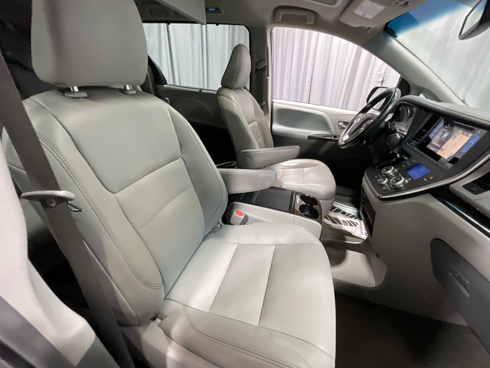 2017 Toyota Sienna L 18