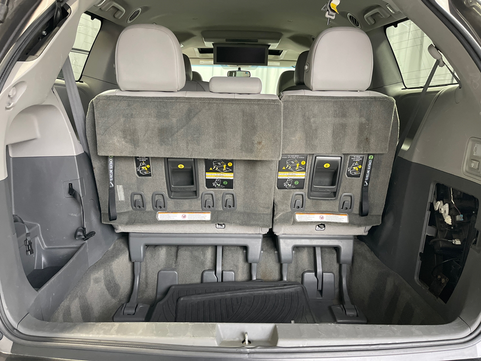 2017 Toyota Sienna L 22