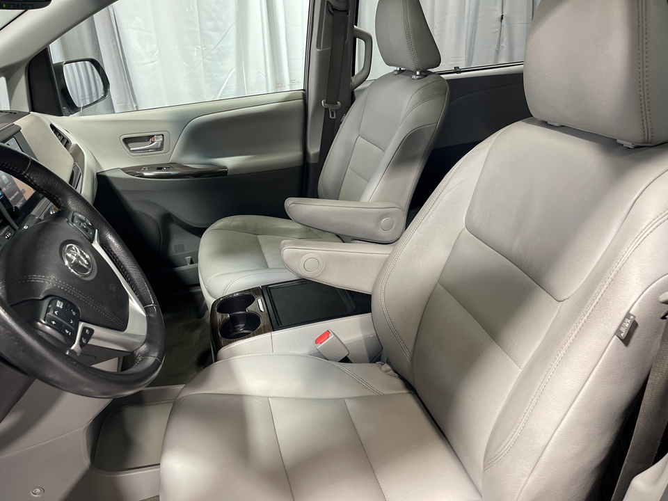 2017 Toyota Sienna L 26