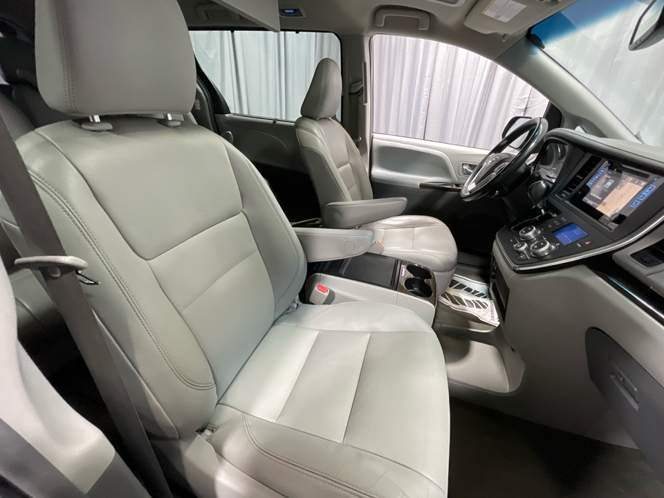 2017 Toyota Sienna L 28