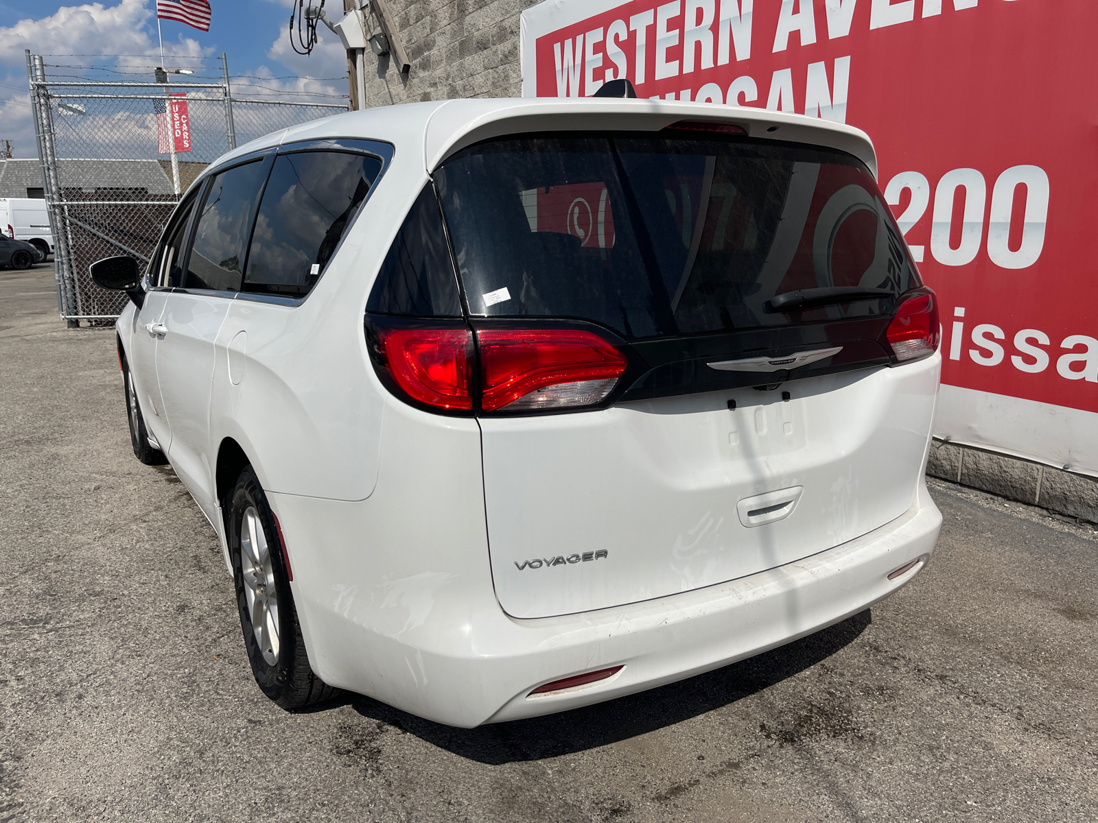 2022 Chrysler Voyager LX 19