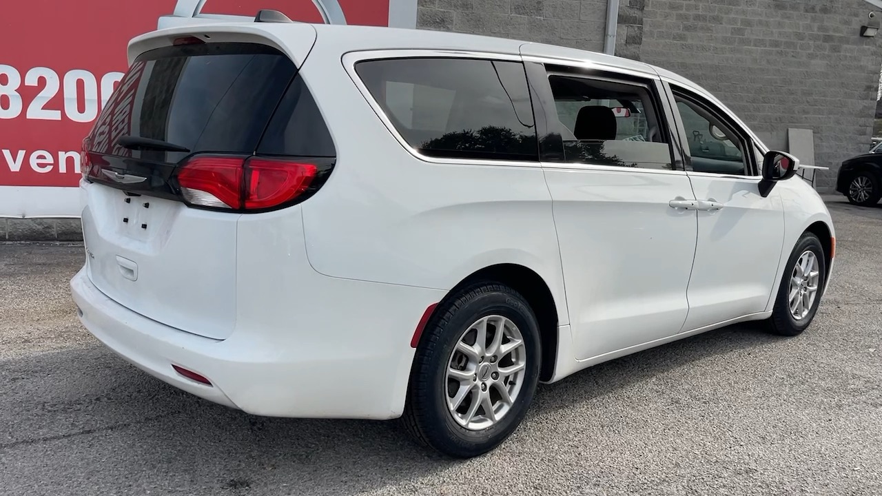 2022 Chrysler Voyager LX 3