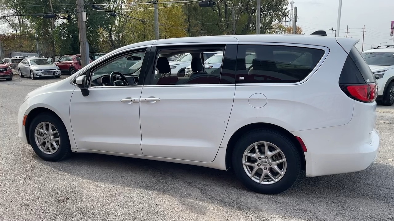 2022 Chrysler Voyager LX 7