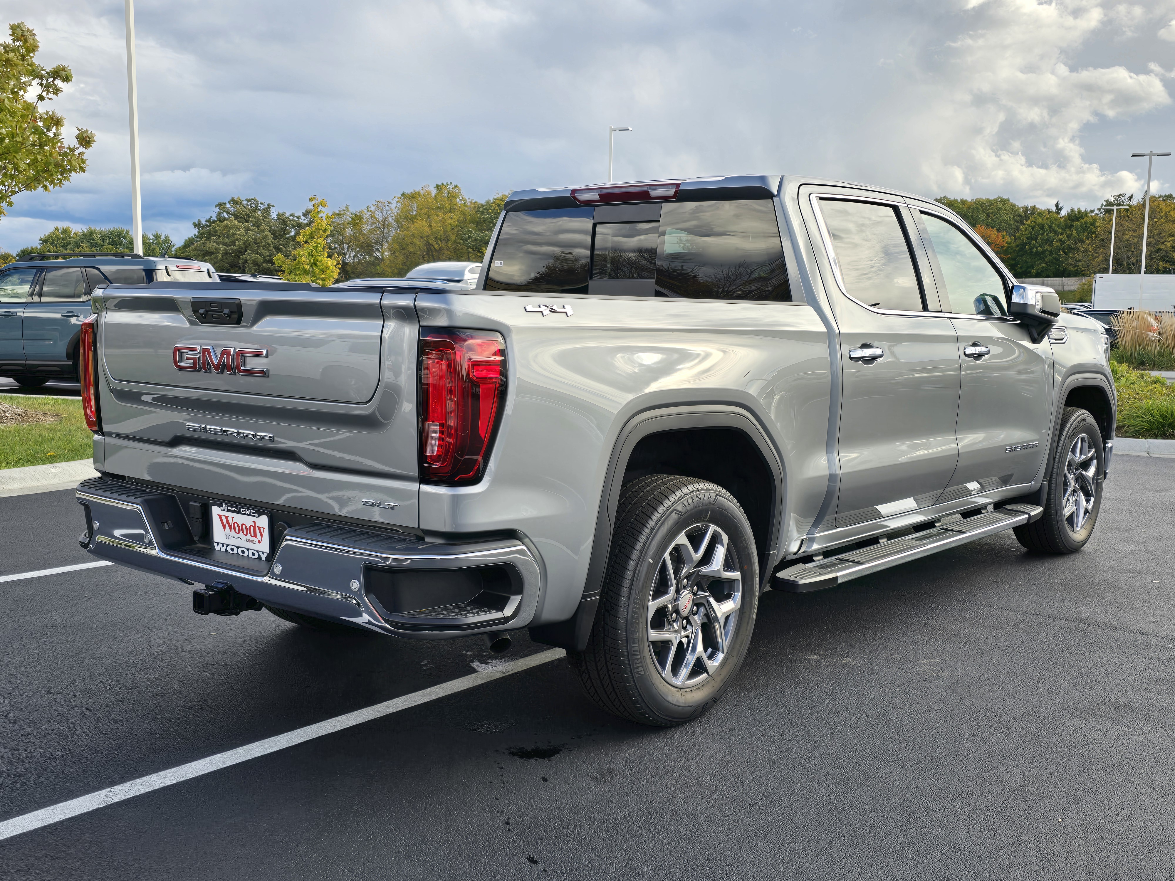 2024 GMC Sierra 1500 SLT 8