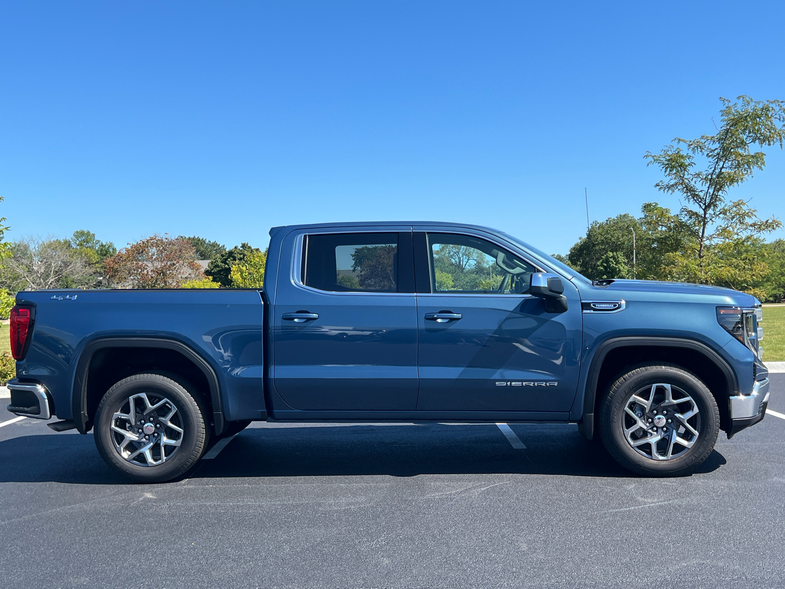 2024 GMC Sierra 1500 SLE 9