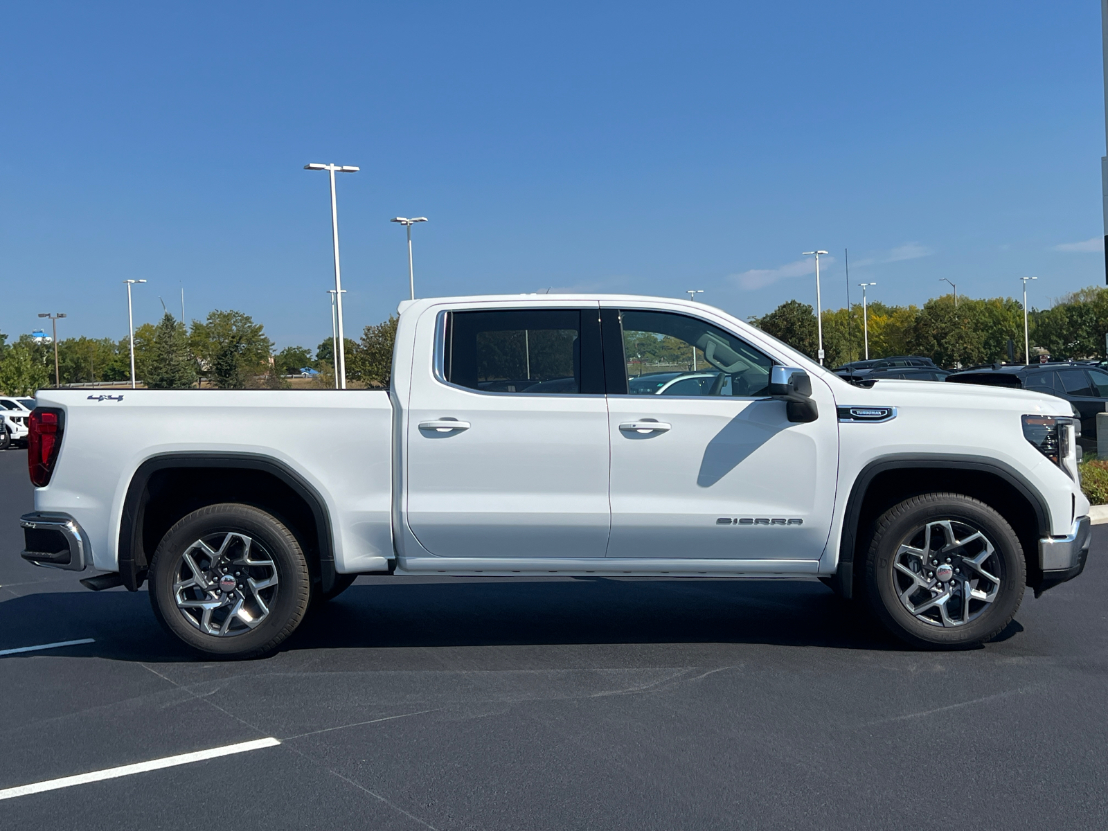 2024 GMC Sierra 1500 SLE 9