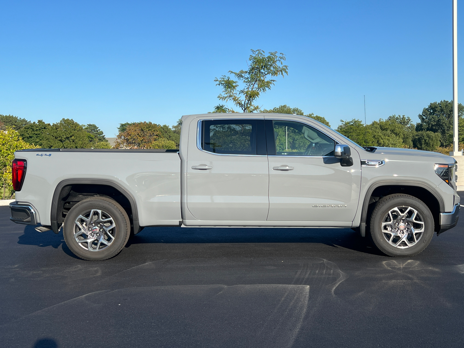 2024 GMC Sierra 1500 SLE 9