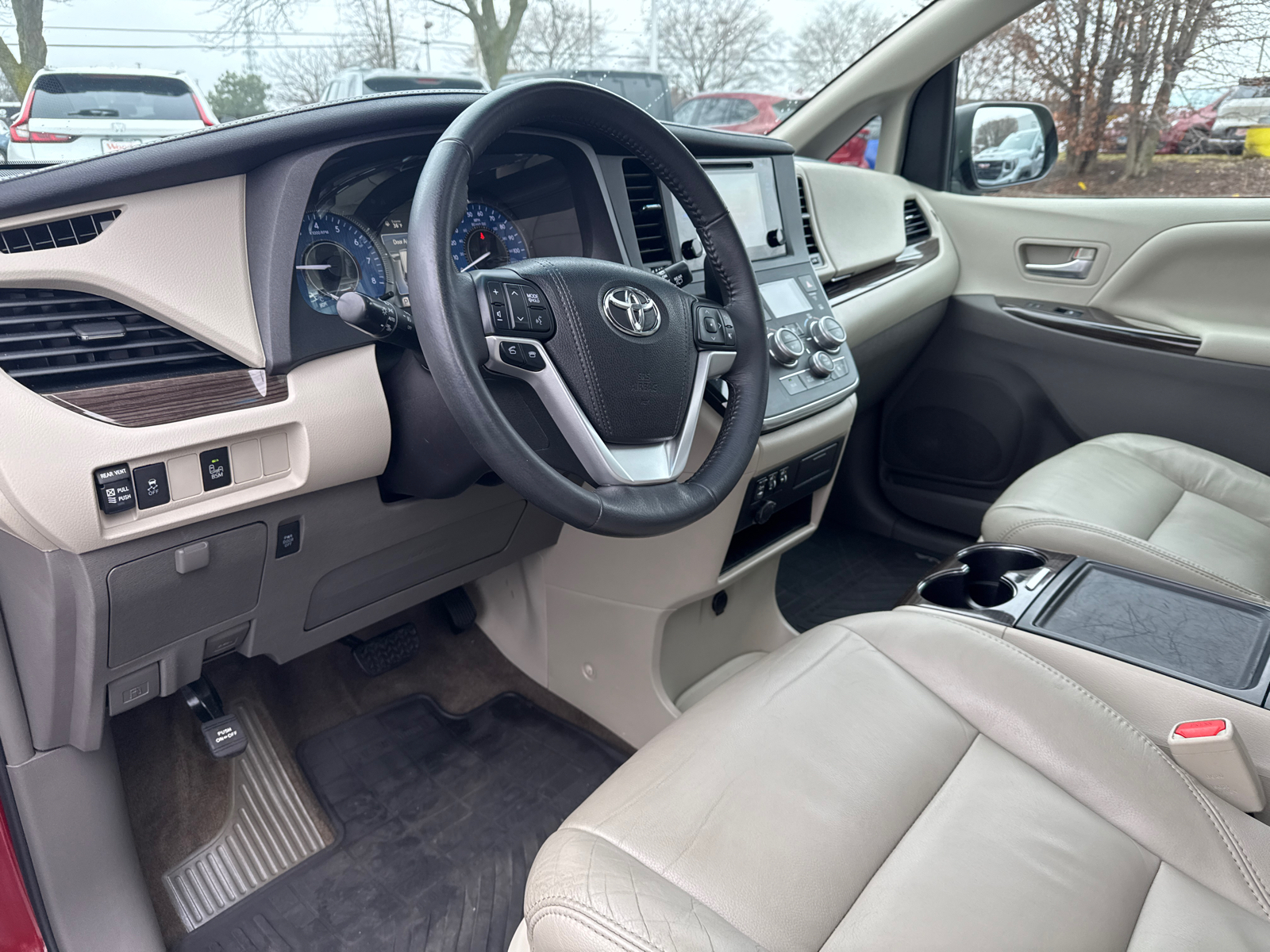 2016 Toyota Sienna XLE 17