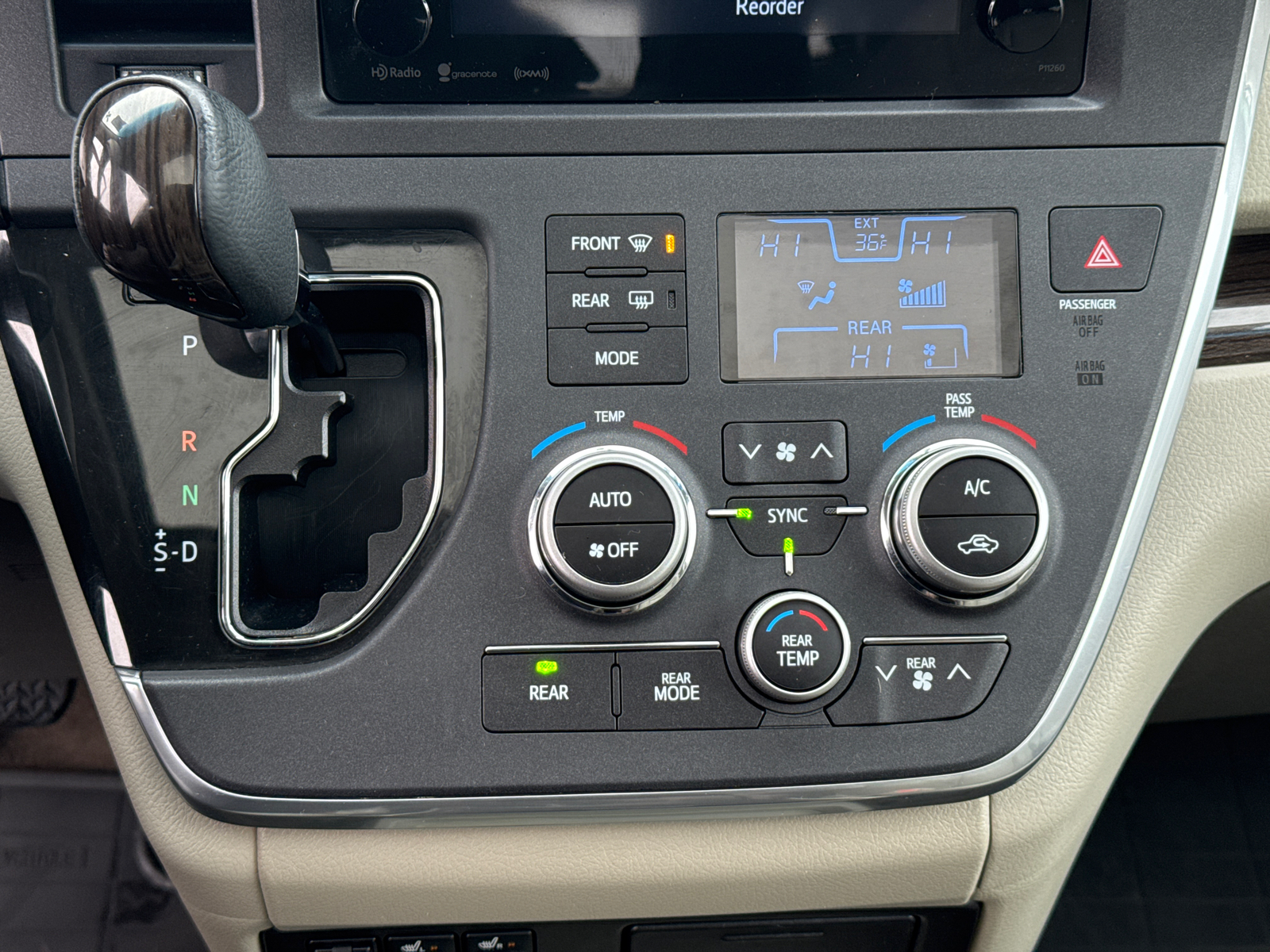 2016 Toyota Sienna XLE 24