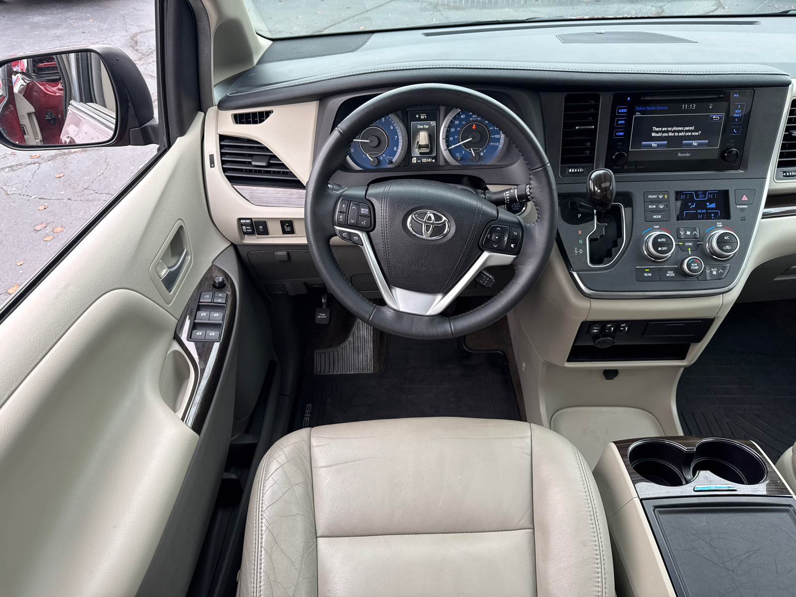 2016 Toyota Sienna XLE 28