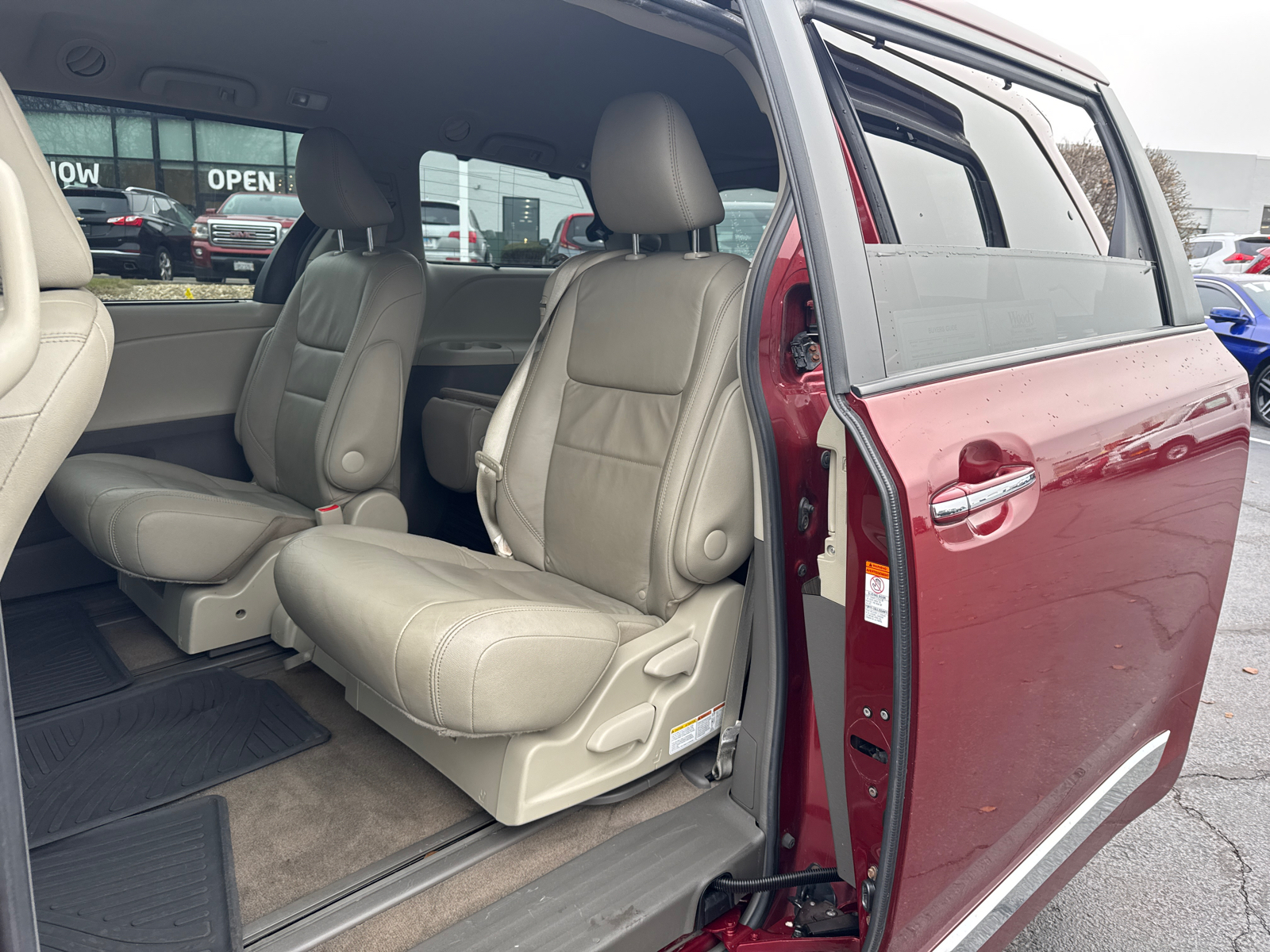 2016 Toyota Sienna XLE 30