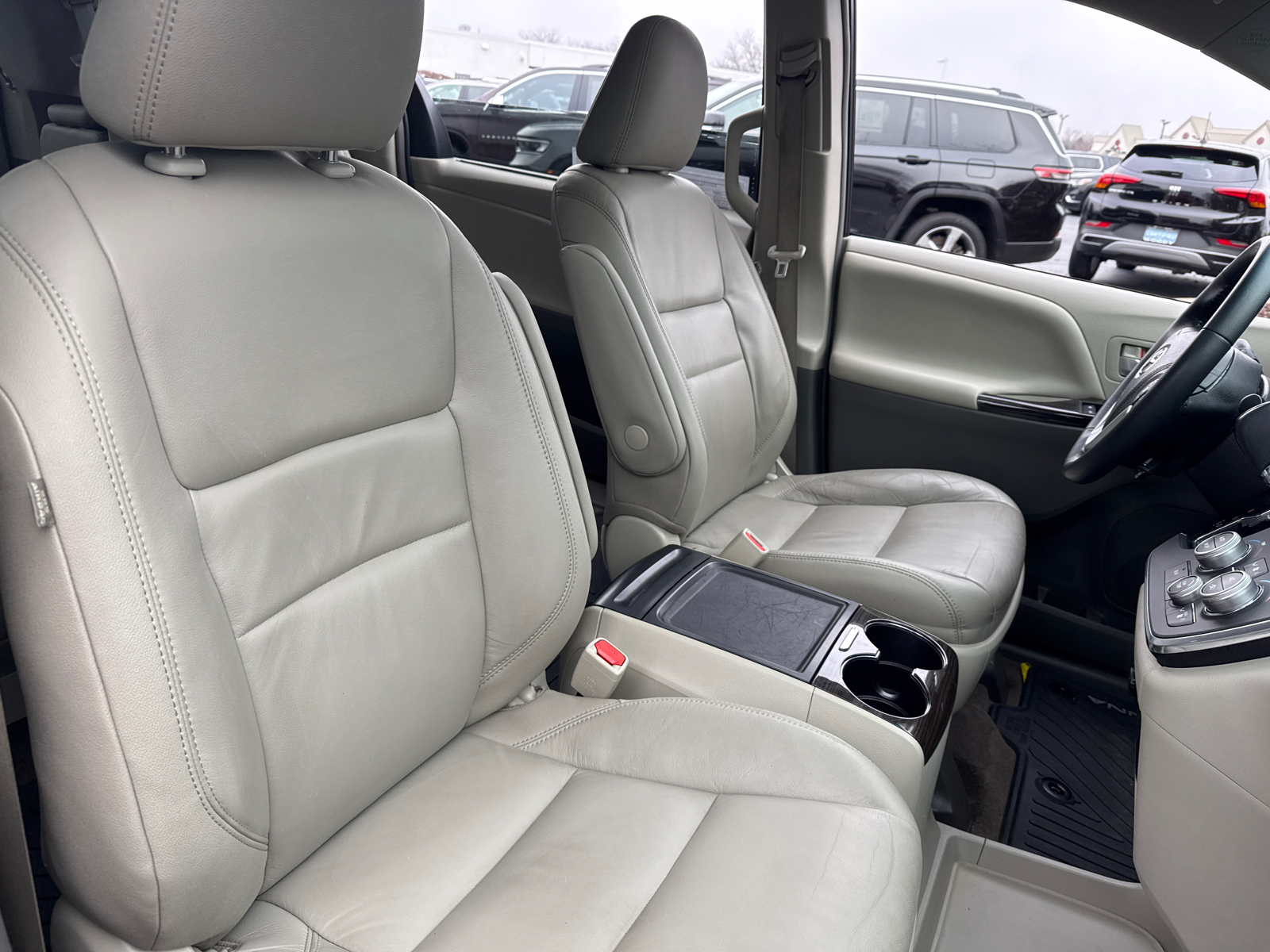 2016 Toyota Sienna XLE 35