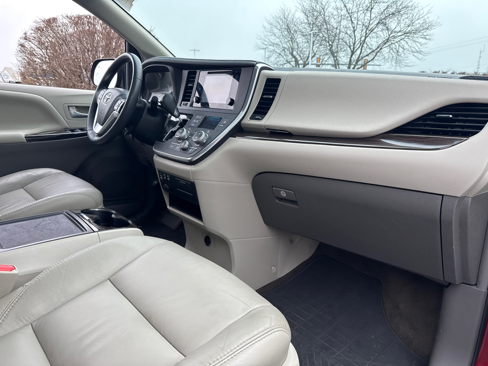 2016 Toyota Sienna XLE 37