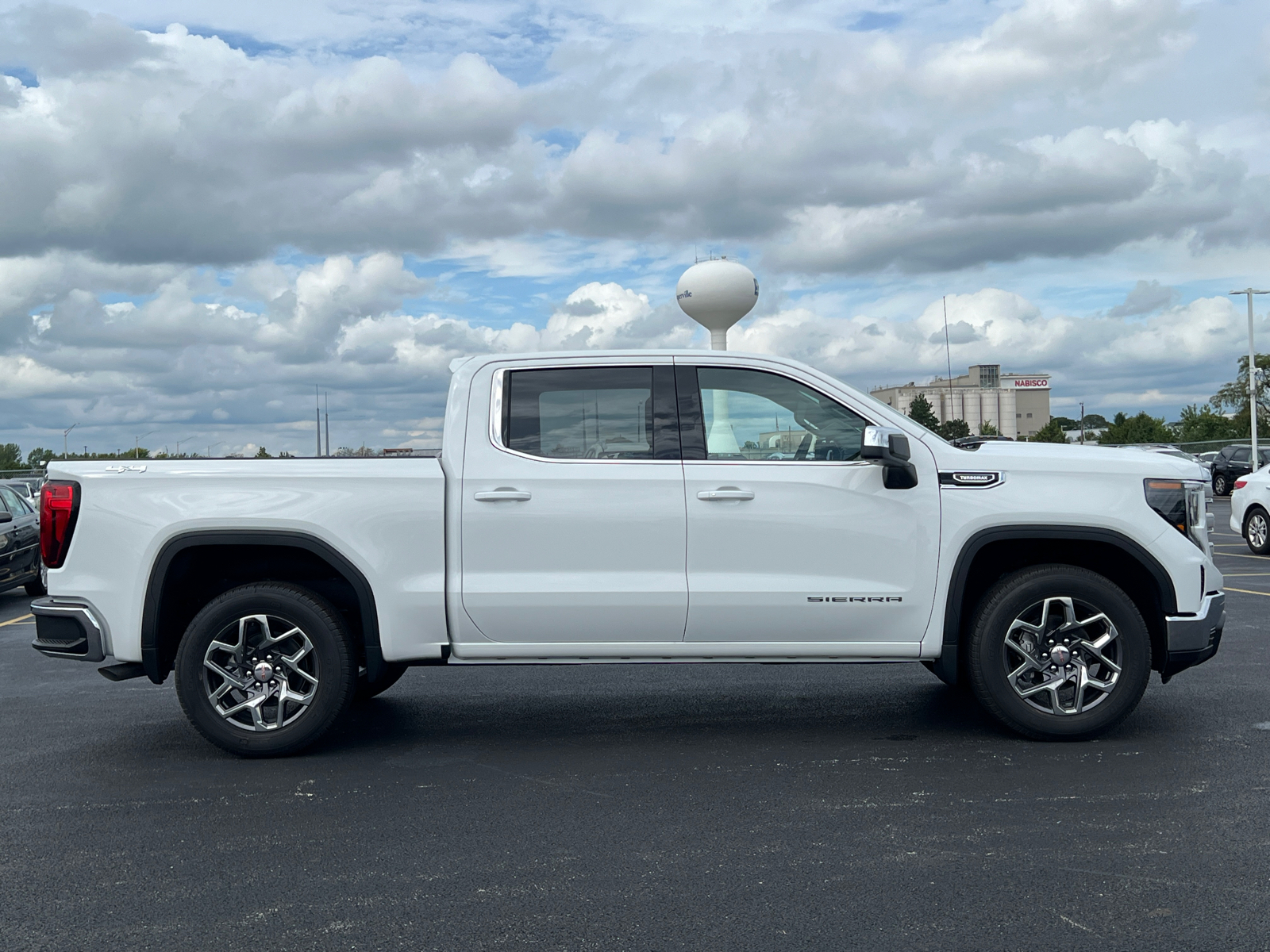 2024 GMC Sierra 1500 SLE 9