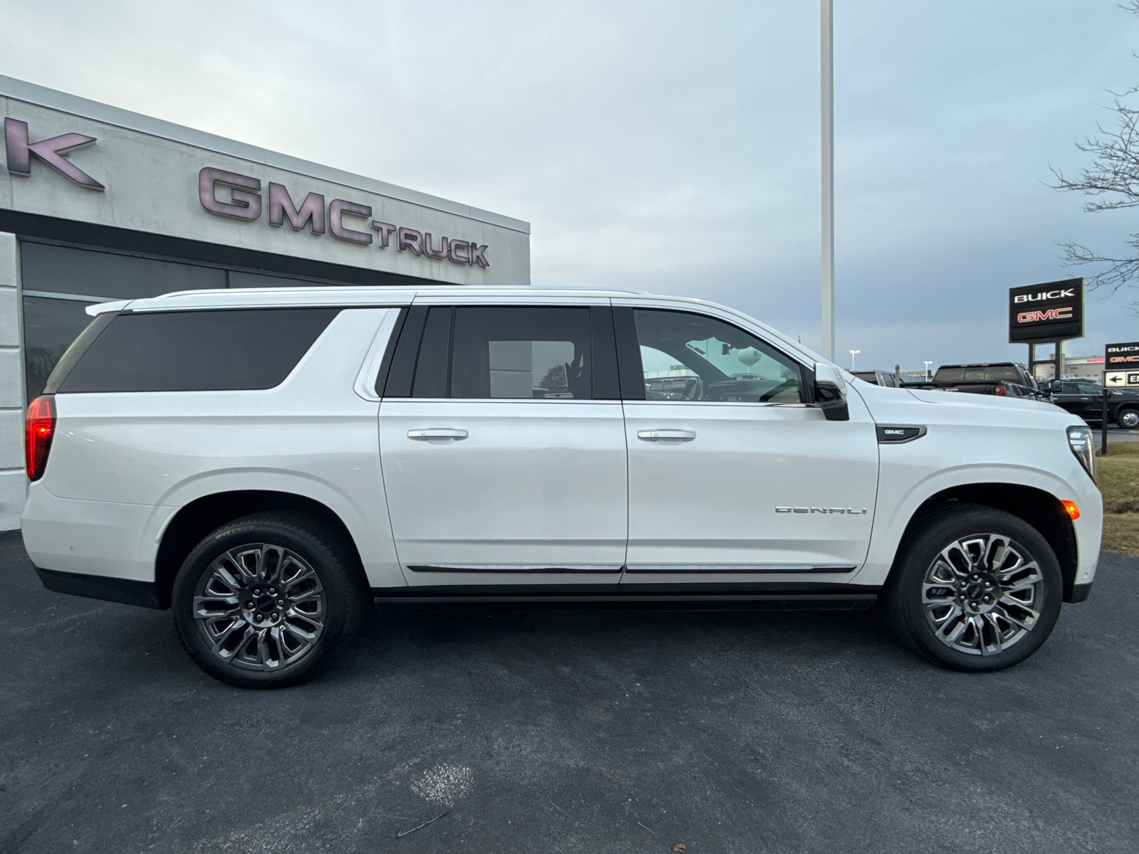 2024 GMC Yukon XL Denali Ultimate 9