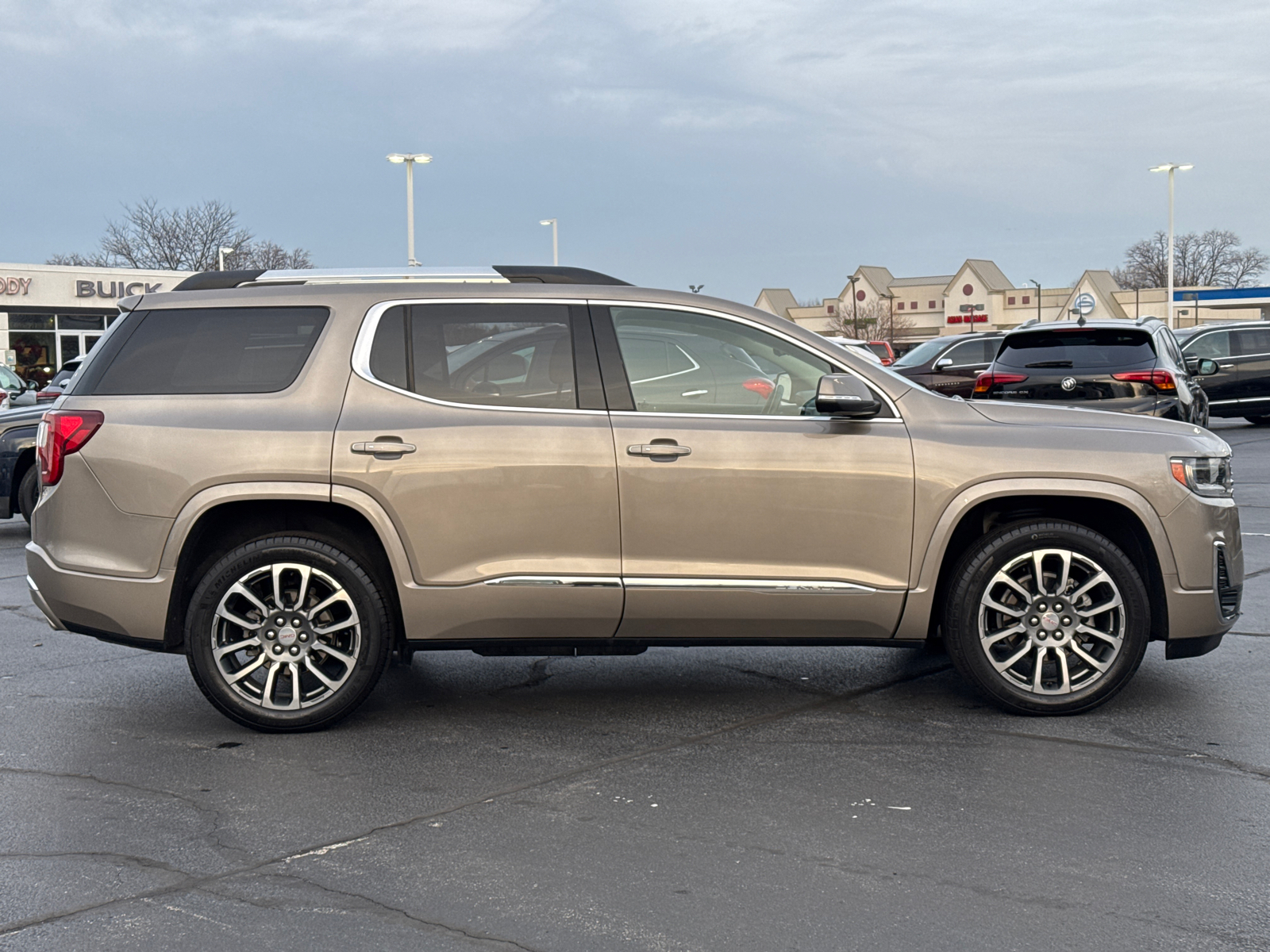 2022 GMC Acadia Denali 9