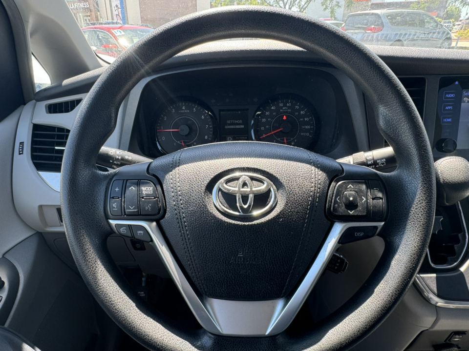 2017 Toyota Sienna  14