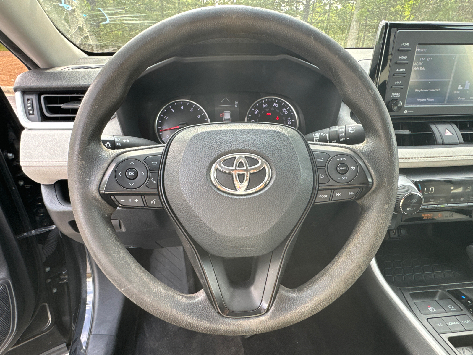 2022 Toyota RAV4 XLE 28