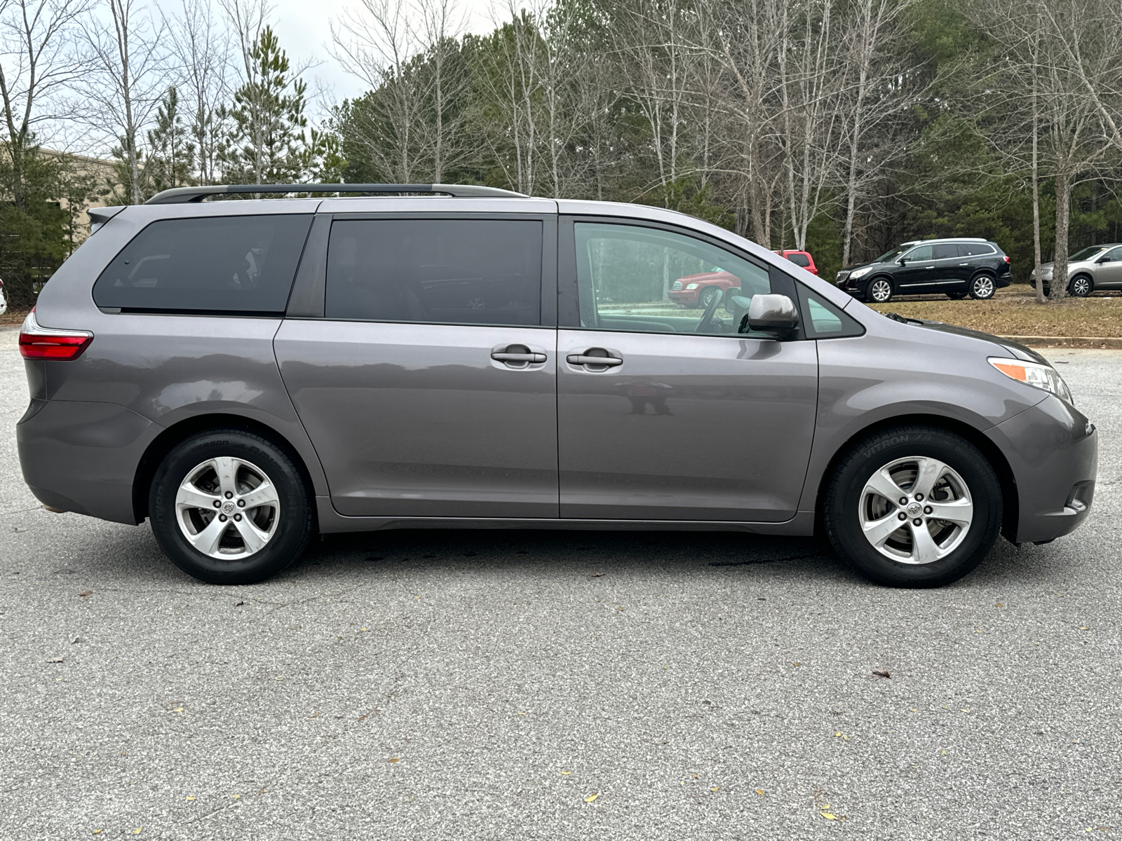 2015 Toyota Sienna LE 4