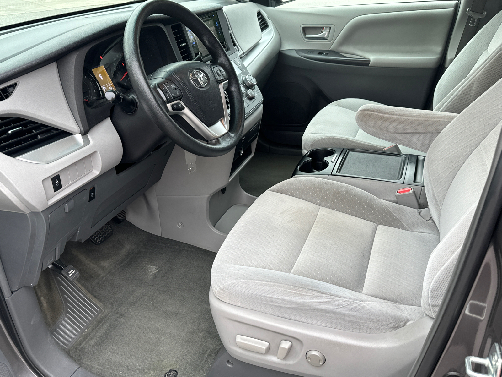 2015 Toyota Sienna LE 9