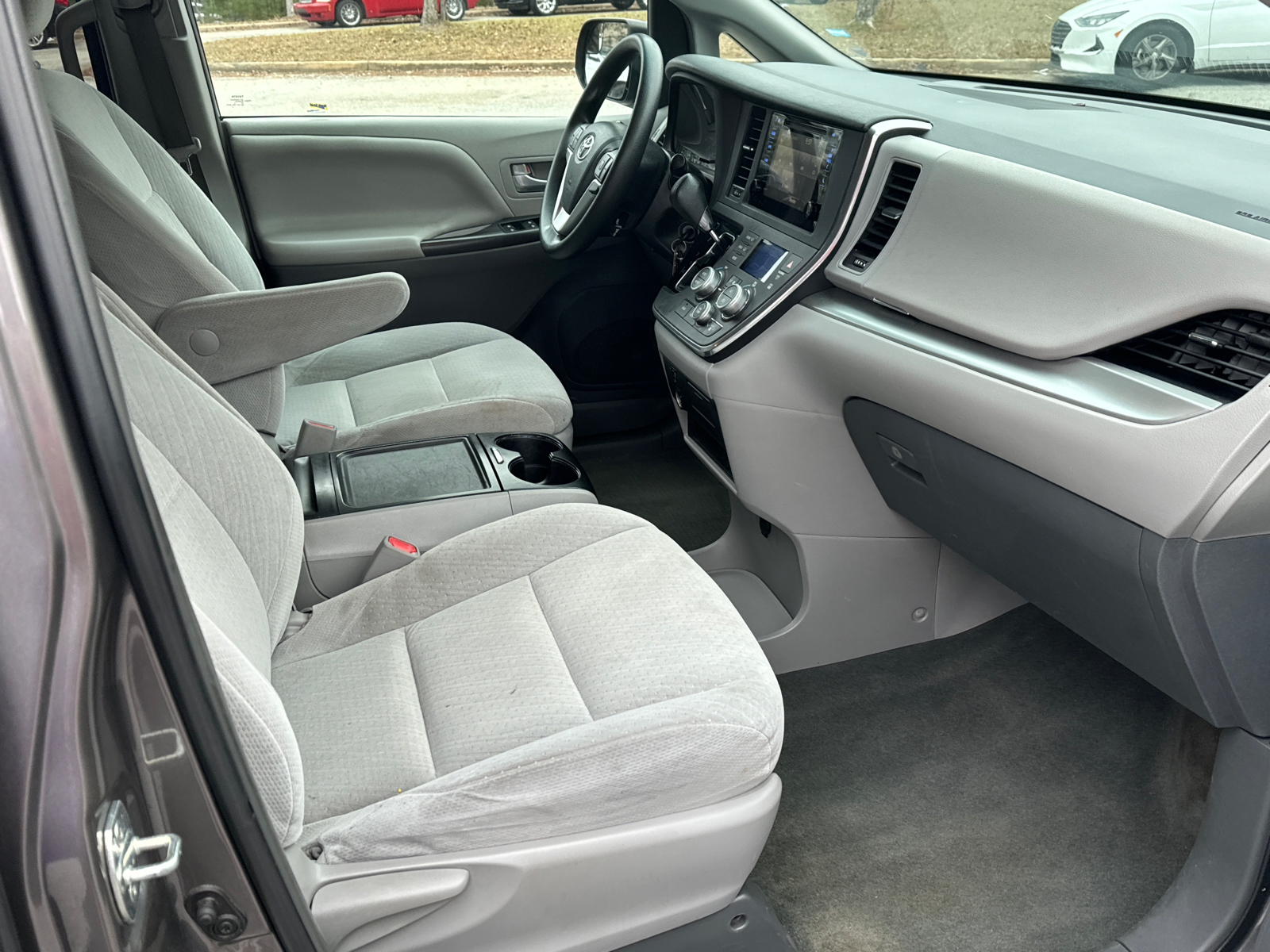 2015 Toyota Sienna LE 13