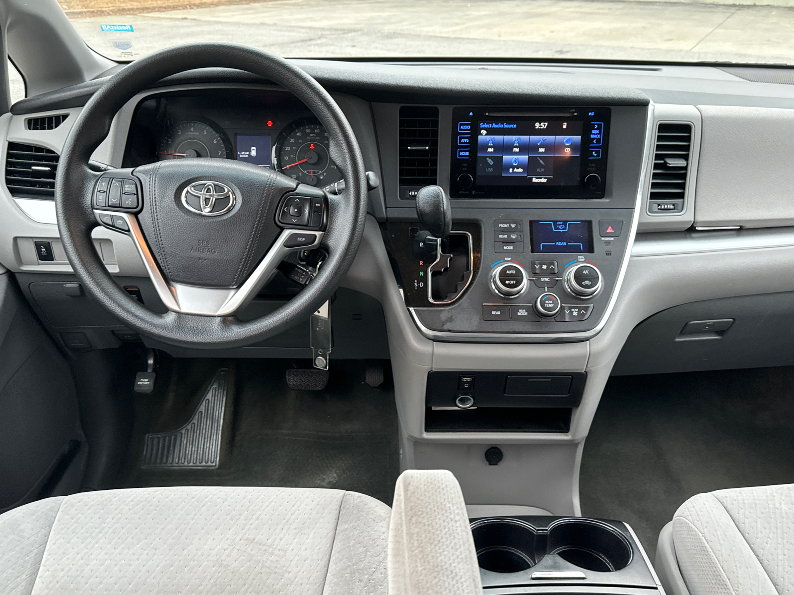 2015 Toyota Sienna LE 21