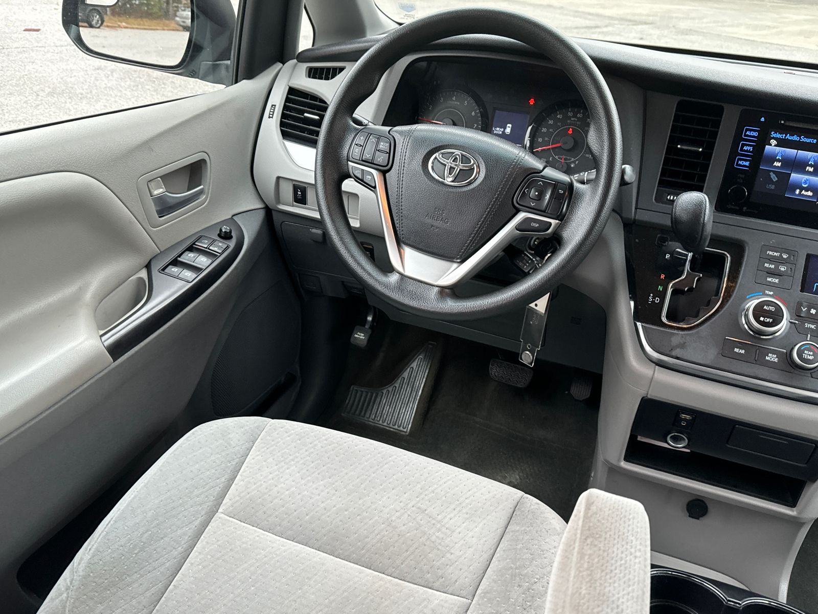 2015 Toyota Sienna LE 22