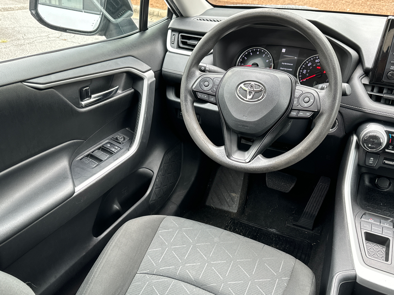 2022 Toyota RAV4 XLE 27