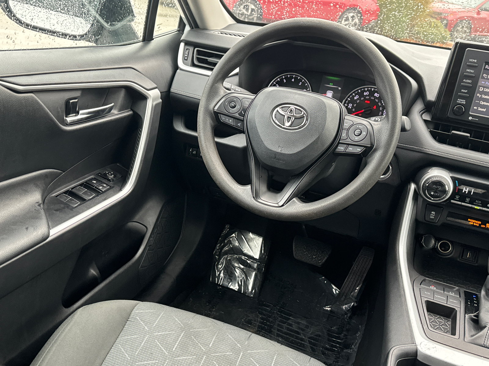 2022 Toyota RAV4 XLE 24