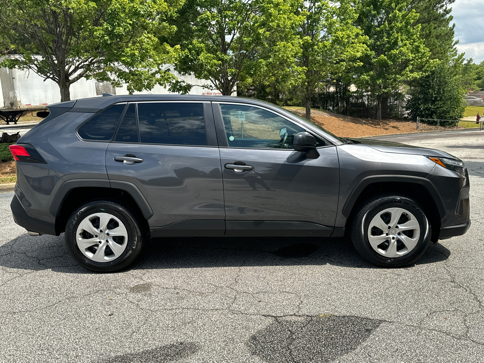 2023 Toyota RAV4 LE 5