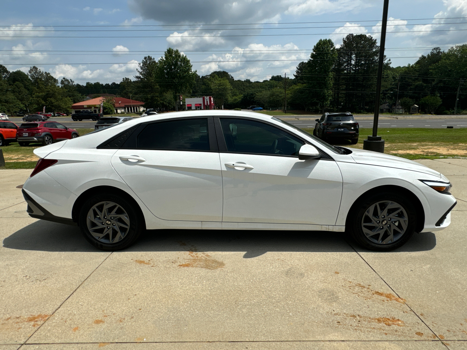 2024 Hyundai Elantra Hybrid Blue 4