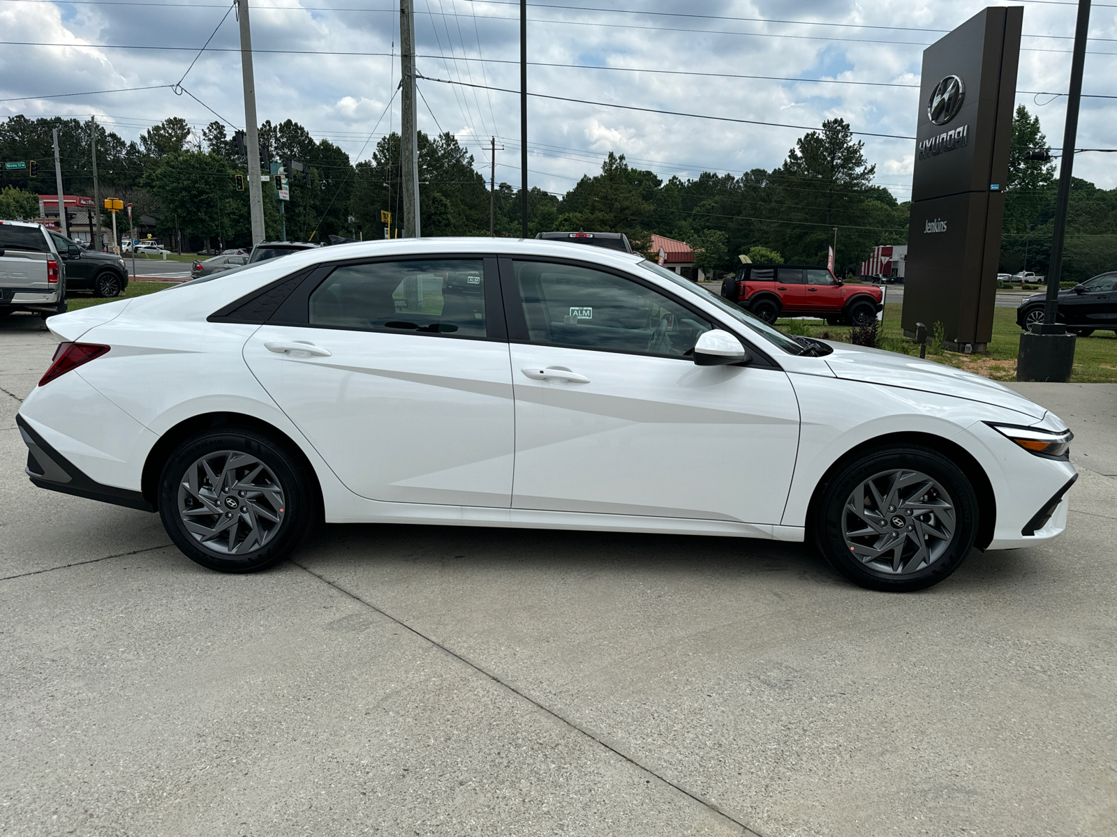 2024 Hyundai Elantra Hybrid Blue 4