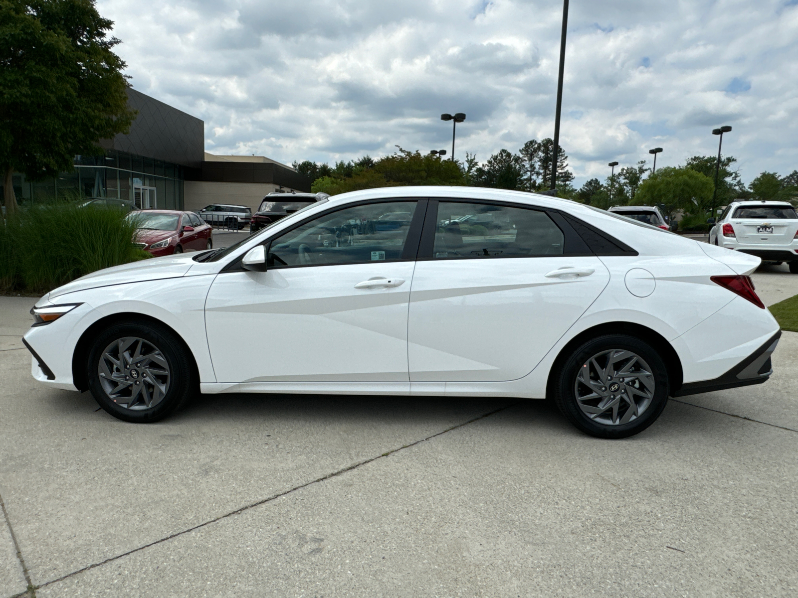 2024 Hyundai Elantra Hybrid Blue 8