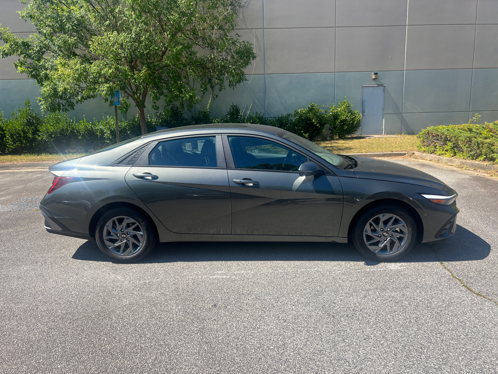 2024 Hyundai Elantra Hybrid Blue 4