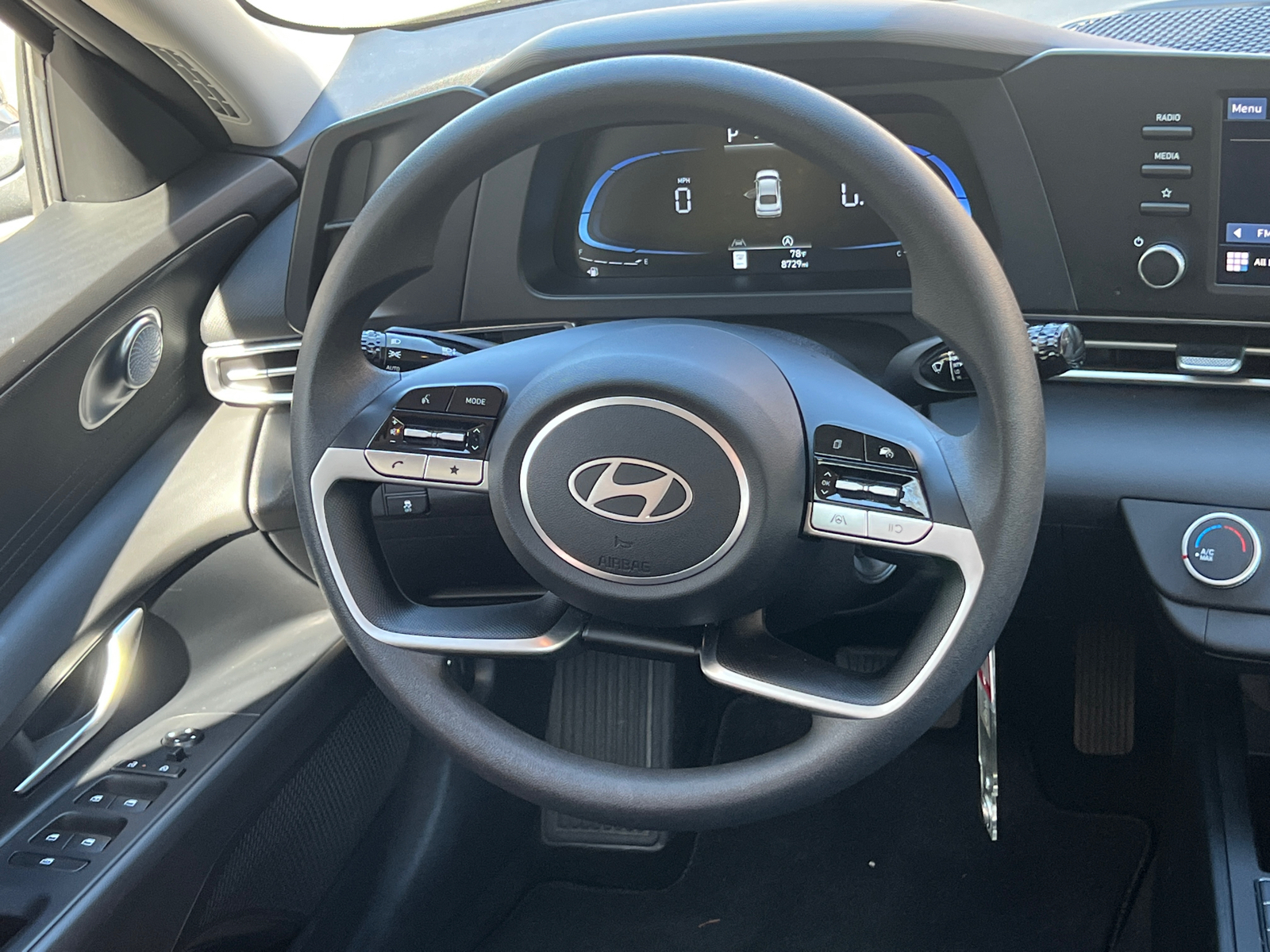 2024 Hyundai Elantra SE 24