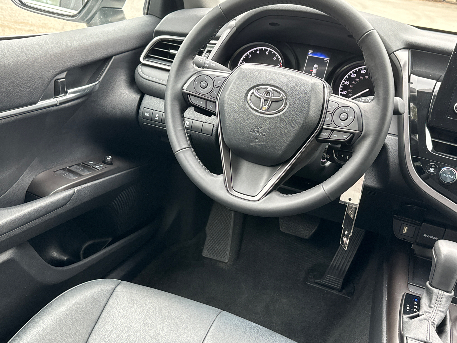 2024 Toyota Camry SE 24