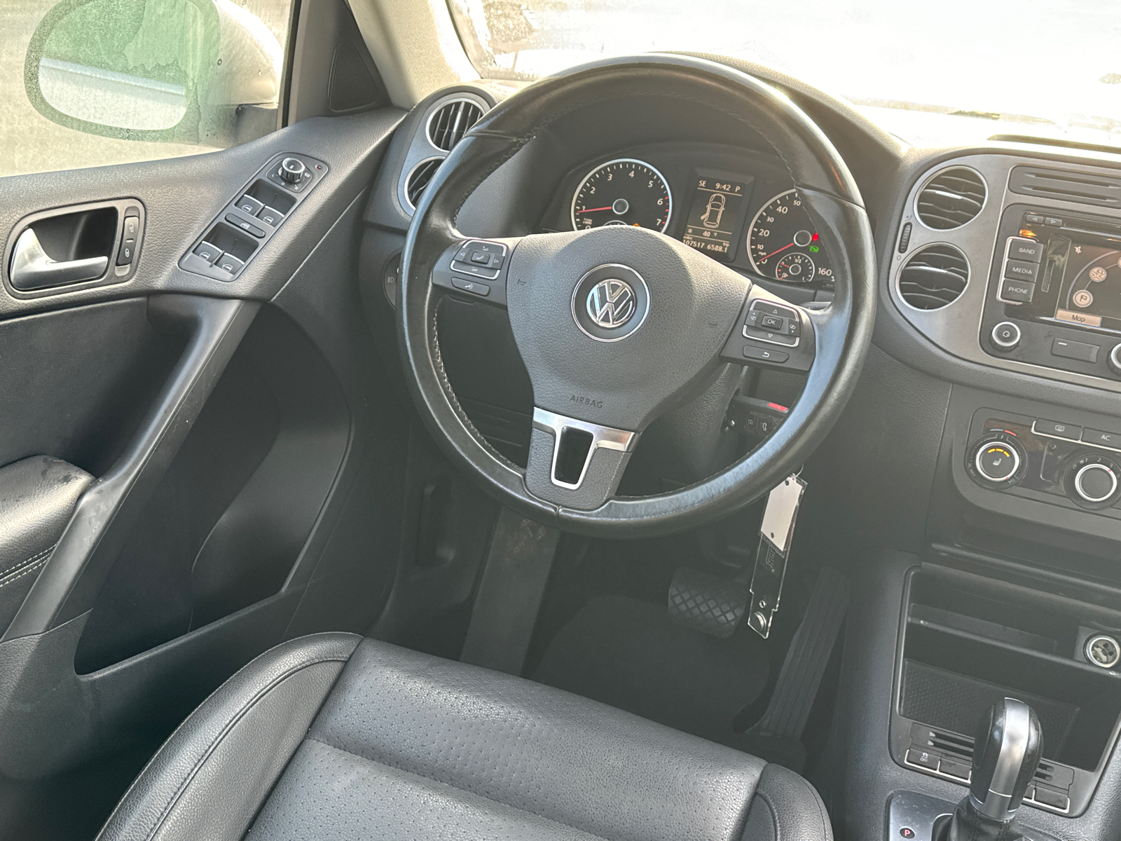 2011 Volkswagen Tiguan SE 24