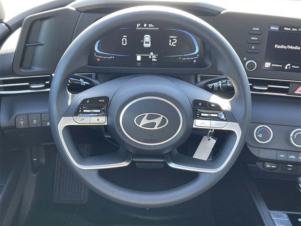 2024 Hyundai Elantra SE 16