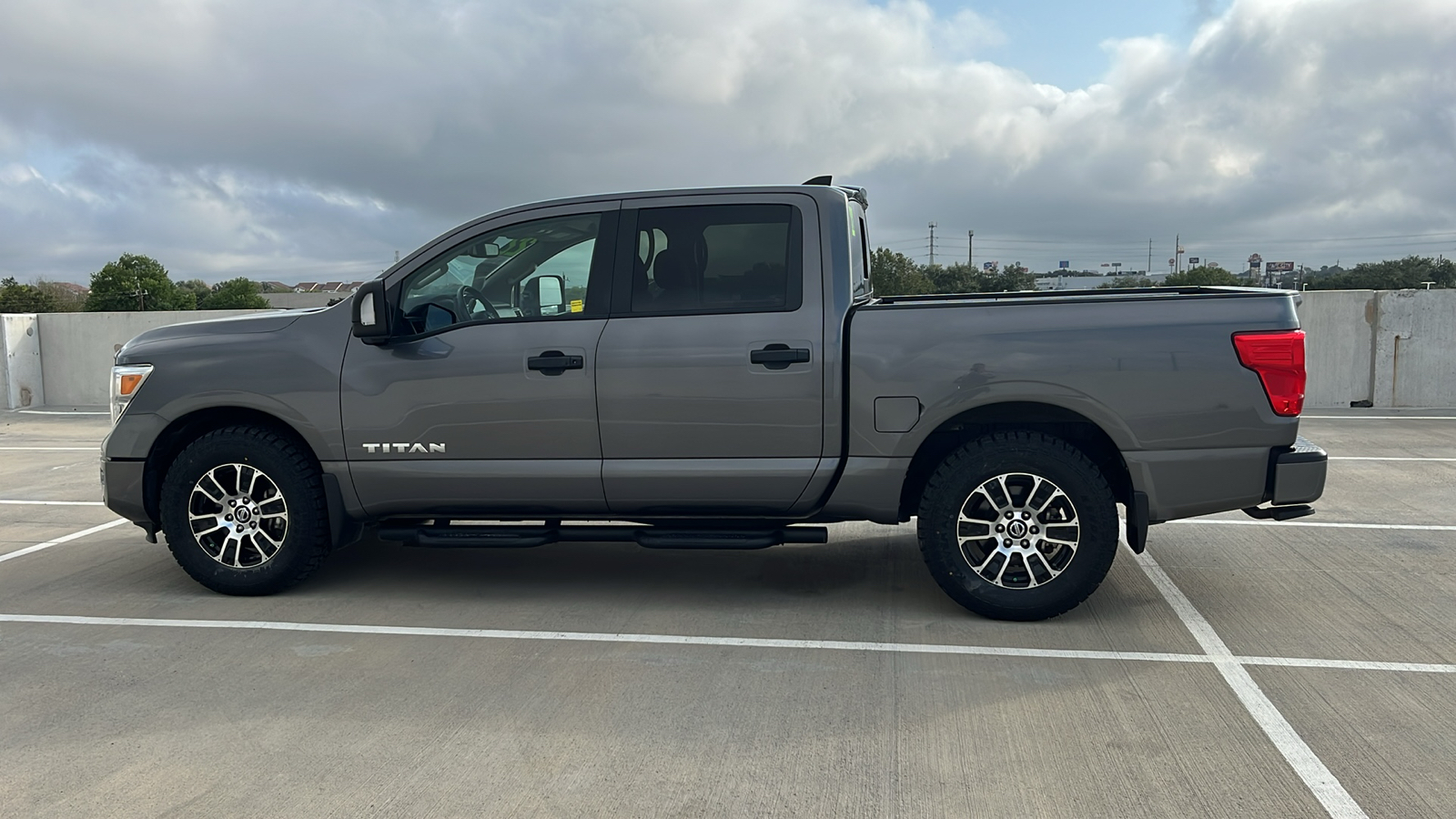 2022 Nissan Titan SV 8