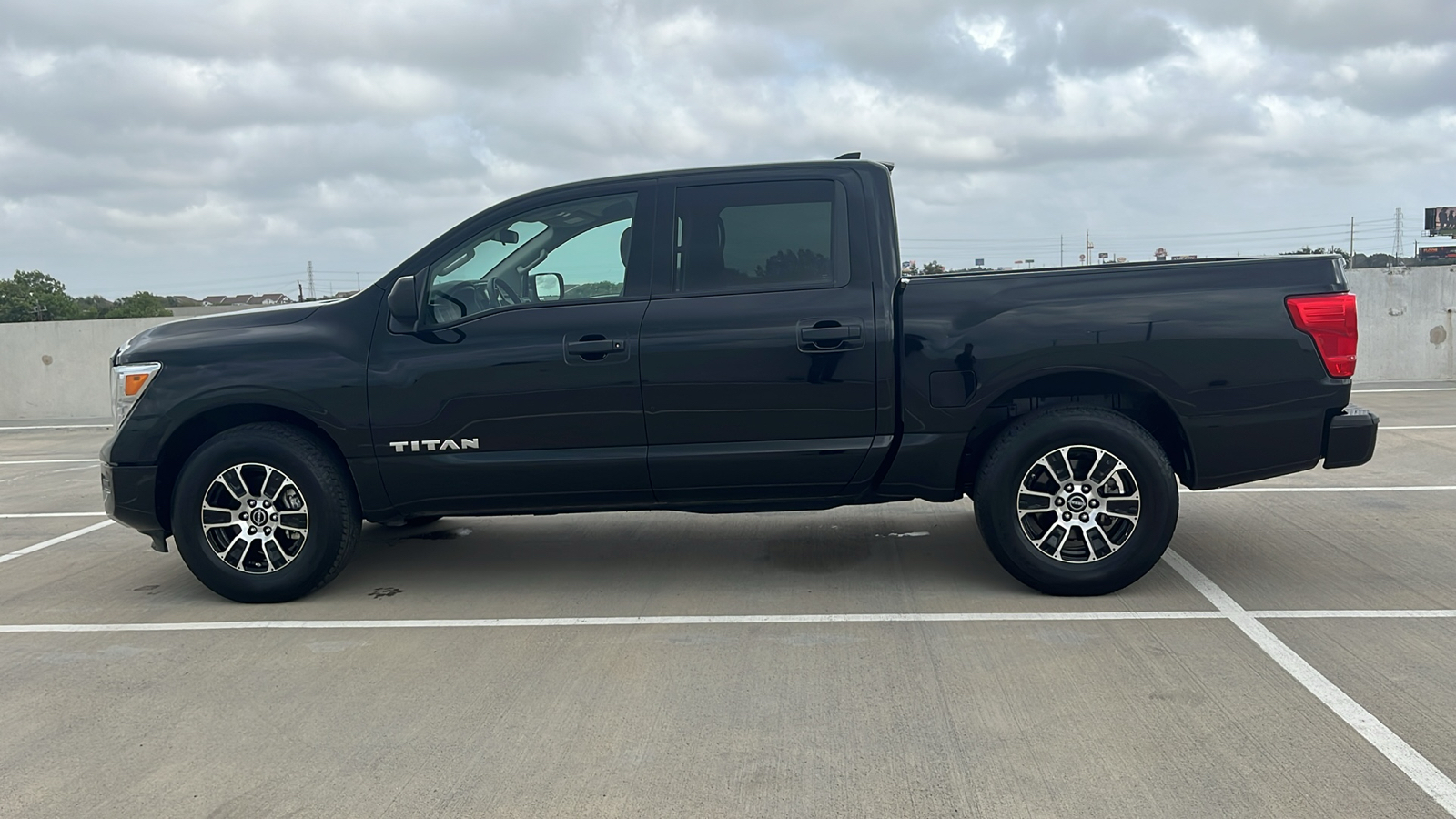 2023 Nissan Titan SV 10