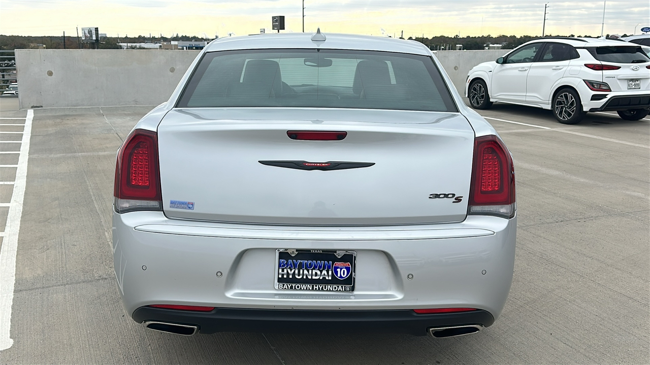 2023 Chrysler 300 300S 10