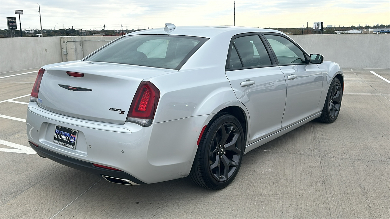 2023 Chrysler 300 300S 11