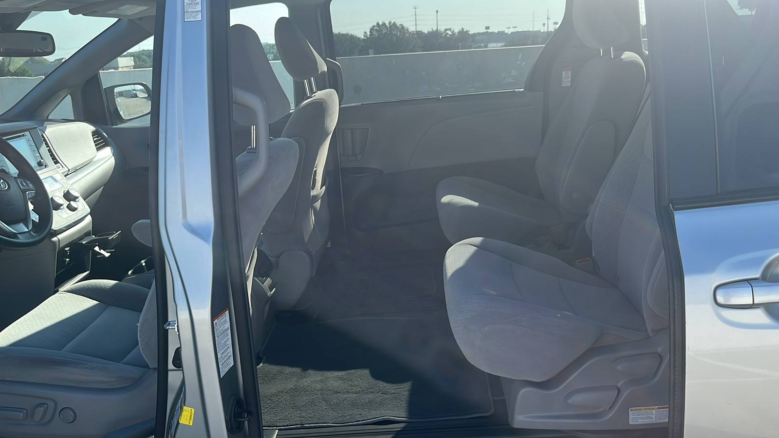 2019 Toyota Sienna L 32