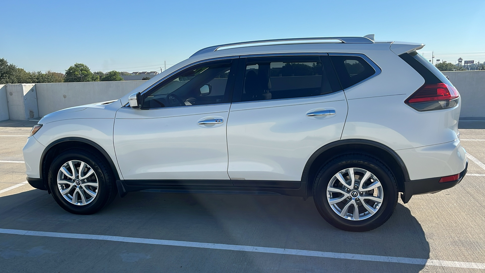 2017 Nissan Rogue SV 8