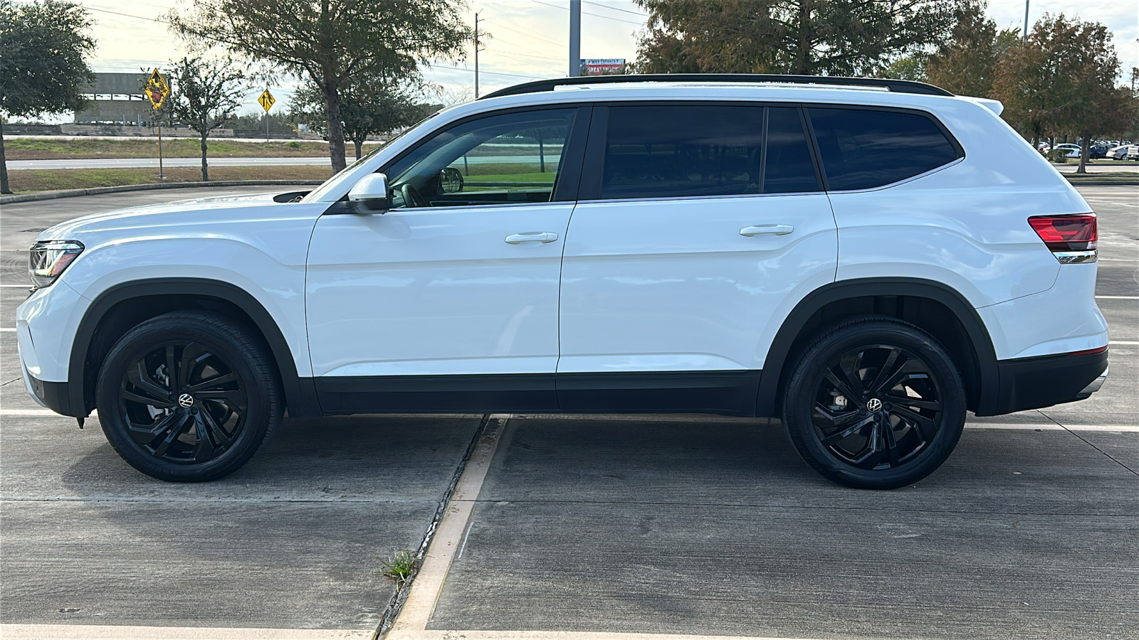 2023 Volkswagen Atlas 3.6L V6 SE with Technology 7